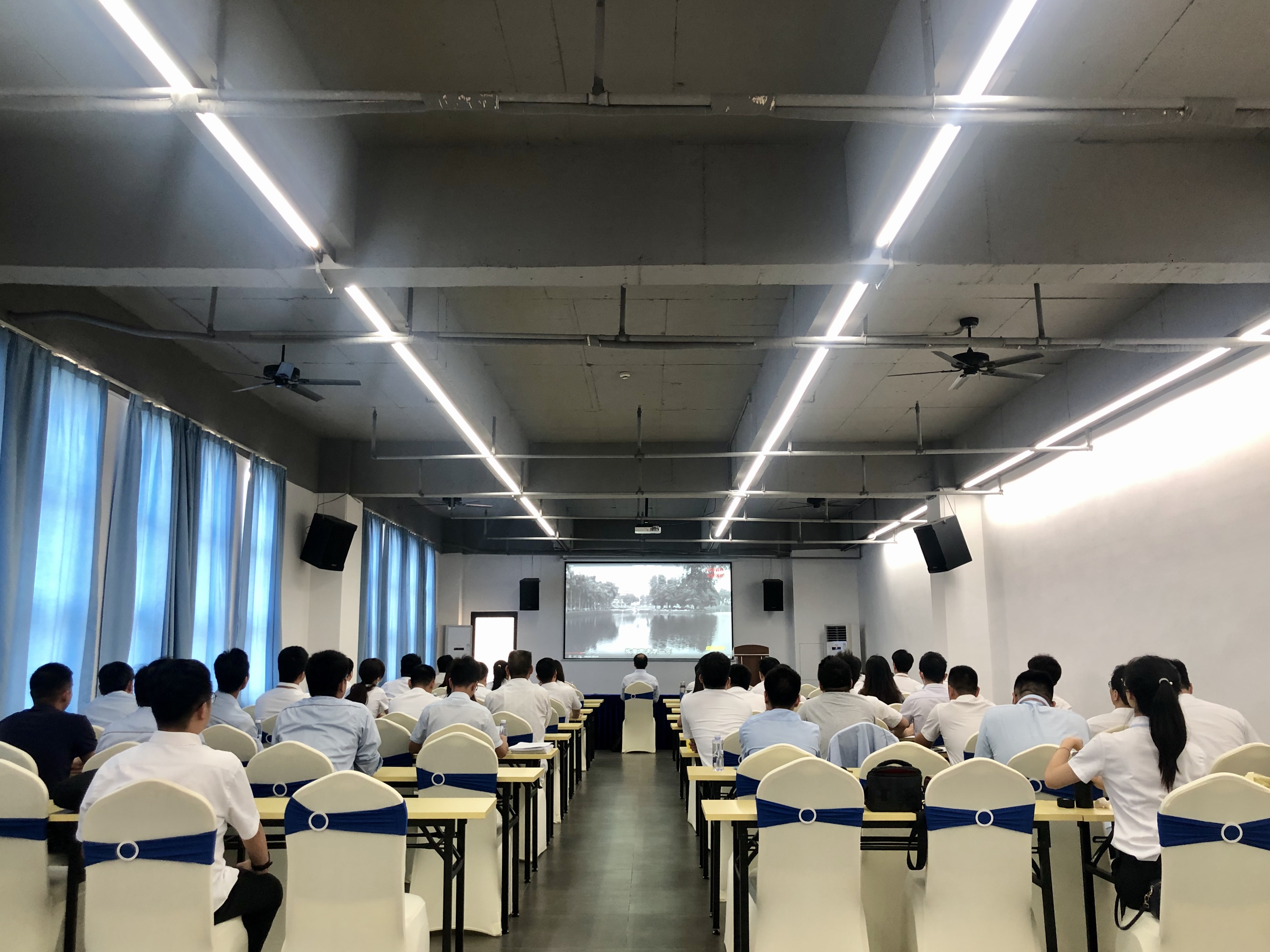 全体员工观看廉政教育专题片